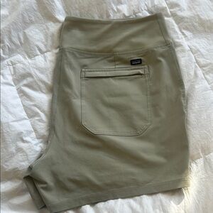 Patagonia EUC pull on shorts.3 in inseam. 2 front pockets. 2 back pockets, 1 zip